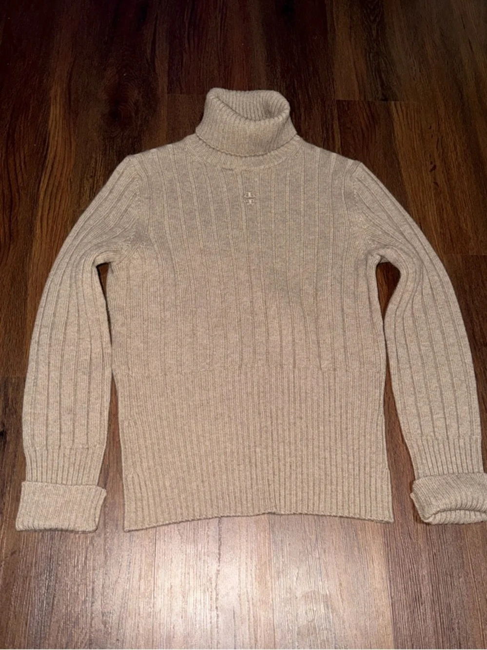 Rare center logo Tory Burch cashmere turtleneck knit $1200 M designer spring